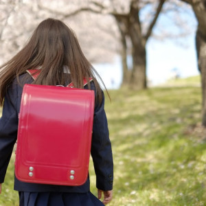 ランドセルを背負った小学生